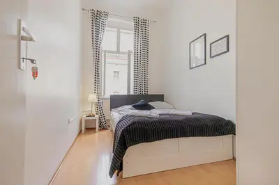 Ein Bett oder Betten in einem Zimmer der Unterkunft Modern Private Rooms in Shared Apartment Near Stadthalle