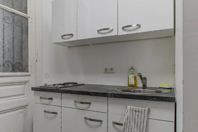 Küche/Küchenzeile in der Unterkunft Comfortable One Bedroom Apartment in Vienna