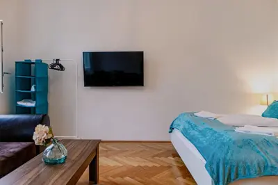 Ein Bett oder Betten in einem Zimmer der Unterkunft 2BR Apt with King Beds & Wi-Fi - Long Stay