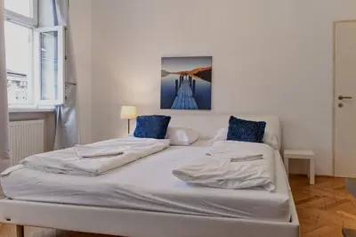 Ein Bett oder Betten in einem Zimmer der Unterkunft 2BR Apt with King Beds & Wi-Fi - Long Stay