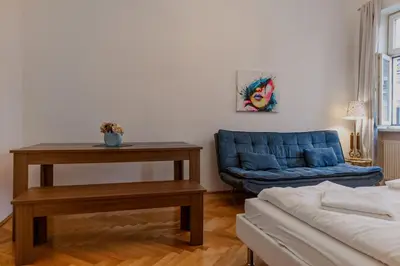 Ein Bett oder Betten in einem Zimmer der Unterkunft 2BR Apt with King Beds & Wi-Fi - Long Stay