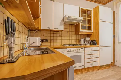 Küche/Küchenzeile in der Unterkunft Cozy One Bedroom Apartment With Living Room Close to Wiener Stadthalle