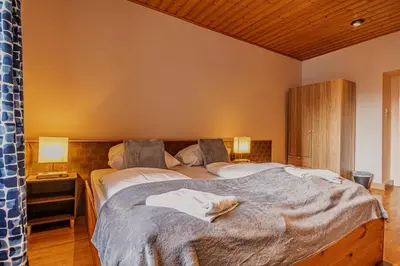Ein Bett oder Betten in einem Zimmer der Unterkunft Spacious Two Bedroom Apartment With Living Room Near Wiener Stadthalle