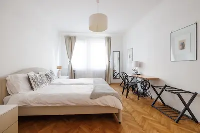 Ein Bett oder Betten in einem Zimmer der Unterkunft Operastreet Residences - Cosy Single Home City Center