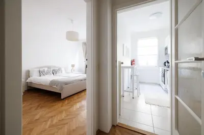 Ein Bett oder Betten in einem Zimmer der Unterkunft Operastreet Residences - Cosy Single Home City Center