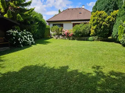 Ein Garten an der Unterkunft House near castle park