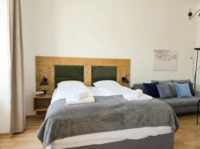 Ein Bett oder Betten in einem Zimmer der Unterkunft Stylish 1BR Apartment Wiener Stadthalle