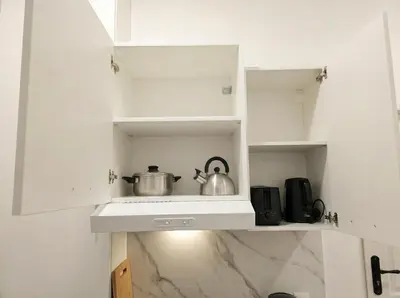 Küche/Küchenzeile in der Unterkunft Stylish 1BR Apartment Wiener Stadthalle