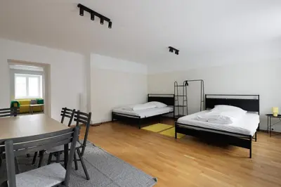 Ein Bett oder Betten in einem Zimmer der Unterkunft Crown apartments! Urban Loft near Naschmarkt!