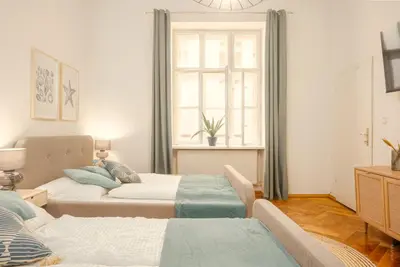 Ein Bett oder Betten in einem Zimmer der Unterkunft Near City Center - 3min walk to U4 Metro
