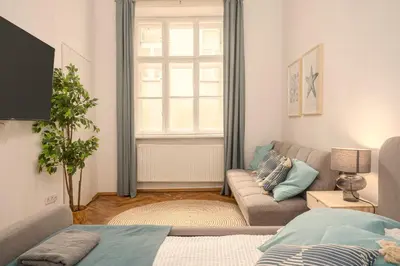 Ein Bett oder Betten in einem Zimmer der Unterkunft Near City Center - 3min walk to U4 Metro