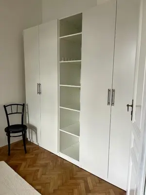 Grundriss der Unterkunft Quiet Courtyard Apartment with Balcony