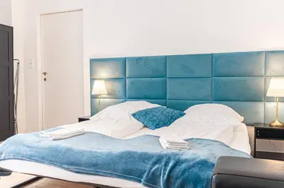 Ein Bett oder Betten in einem Zimmer der Unterkunft Modern 1BR Retreat in the heart of Meidling