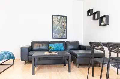 Ein Sitzbereich in der Unterkunft Modern 1BR Retreat in the heart of Meidling