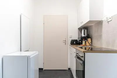 Küche/Küchenzeile in der Unterkunft Modern 1BR Retreat in the heart of Meidling