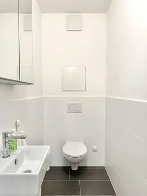 Ein Badezimmer in der Unterkunft 70m2 Apartment near Kirschblütenpark - UNO-City - Vienna International School