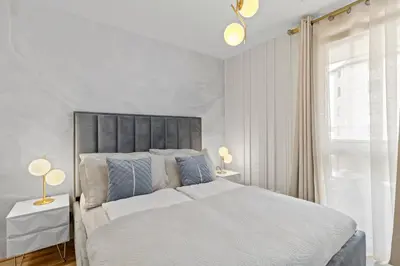 Ein Bett oder Betten in einem Zimmer der Unterkunft 1-BR with Outdoor Space - Onsite Parking for 19,90 per Day