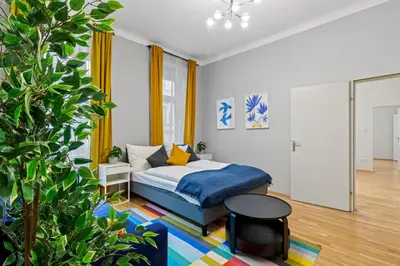 Ein Bett oder Betten in einem Zimmer der Unterkunft Huge 5BR Group Apartment - Sleeps 20 - Near U3