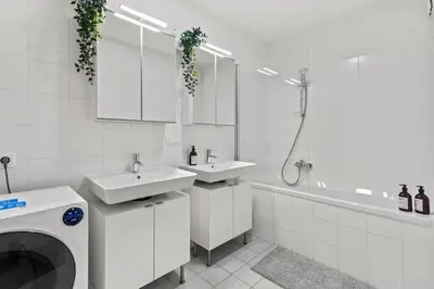 Ein Badezimmer in der Unterkunft Modern Apartment Near Airport - Outdoor Space - Easy City Access