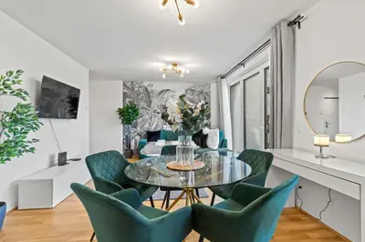 Ein Sitzbereich in der Unterkunft Modern Apartment Near Airport - Outdoor Space - Easy City Access