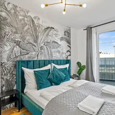 Modern Apartment Near Airport - Outdoor Space - Easy City Access