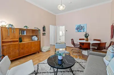 Ein Sitzbereich in der Unterkunft Large Two-Bedroom - 2-Min Walk to Metro Meidling
