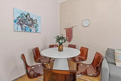 Ein Sitzbereich in der Unterkunft Large Two-Bedroom - 2-Min Walk to Metro Meidling