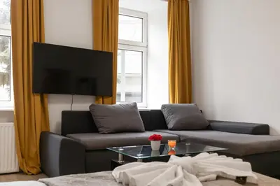 TV/Unterhaltungsangebot in der Unterkunft Simple 2BR Apartment Near Danube with Garden, Ideal for Long Stays