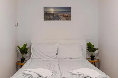 Ein Bett oder Betten in einem Zimmer der Unterkunft Economical 3-Bedroom Apartment Near Danube & Millennium , Long Stay