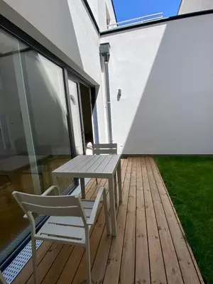 Ein Balkon oder eine Terrasse in der Unterkunft Lovely Apt with Private Garden and AC in Prime Location