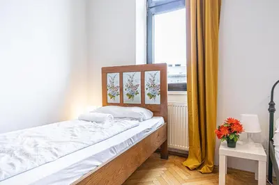 Ein Bett oder Betten in einem Zimmer der Unterkunft Lovely 4BR Apt Garden by Lorenz Böhler & Danube