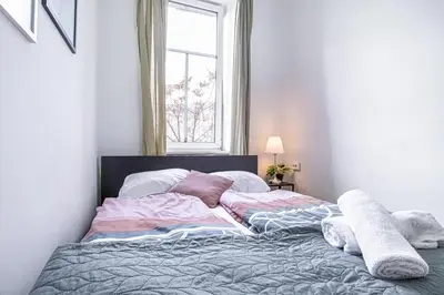 Ein Bett oder Betten in einem Zimmer der Unterkunft Lovely 6-Bedroom Apartment Near Millennium City