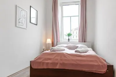 Ein Bett oder Betten in einem Zimmer der Unterkunft Lovely 6-Bedroom Apartment Near Millennium City