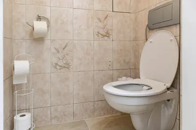 Ein Badezimmer in der Unterkunft Lovely 6-Bedroom Apartment Near Millennium City