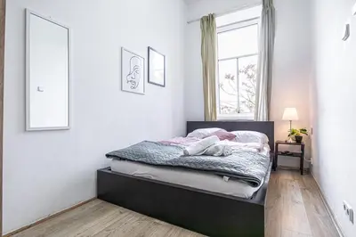 Ein Bett oder Betten in einem Zimmer der Unterkunft Private Rooms in comfy 6-Bedroom Apartment Near Millennium City