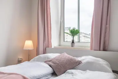 Ein Bett oder Betten in einem Zimmer der Unterkunft Private Rooms in comfy 6-Bedroom Apartment Near Millennium City