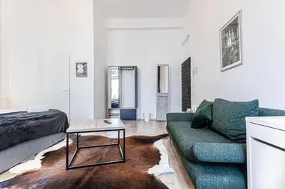Ein Sitzbereich in der Unterkunft 10-Min to Westbahnhof, Modern Hotel Rooms with TV, Wi-Fi