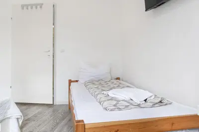 Ein Bett oder Betten in einem Zimmer der Unterkunft Cozy 1BR by Danube & Millennium Tower Long Stay
