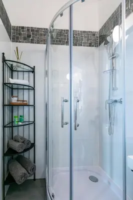 Ein Badezimmer in der Unterkunft 6 min walk to metro - 3 stops to city center
