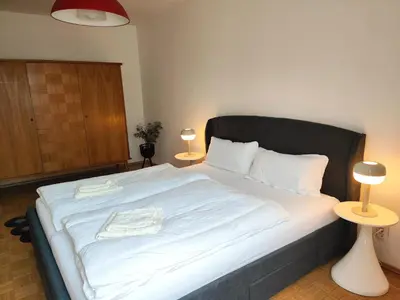 Ein Bett oder Betten in einem Zimmer der Unterkunft LOLLIPOP 1BR- metro to the opera 4 mins away- Free Parking