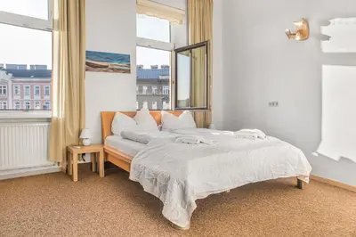 Ein Bett oder Betten in einem Zimmer der Unterkunft Comfortable 2BR Apartment Near Millennium Tower Ideal for Long Stays