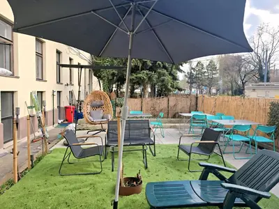 Ein Patio oder anderer Außenbereich in der Unterkunft Comfortable 2BR Apartment Near Millennium Tower Ideal for Long Stays