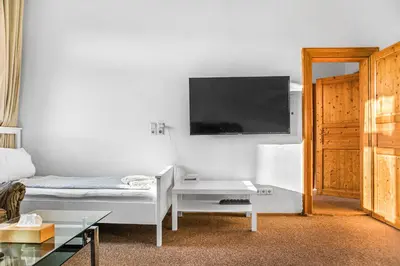 TV/Unterhaltungsangebot in der Unterkunft Comfortable 2BR Apartment Near Millennium Tower Ideal for Long Stays