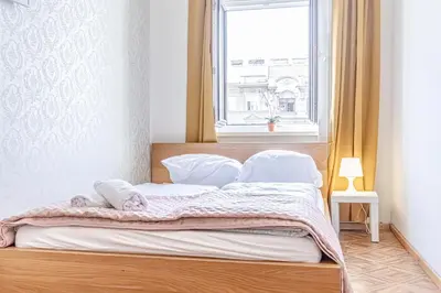 Ein Bett oder Betten in einem Zimmer der Unterkunft Elegant 2BR Apartment with Garden & Modern Amenities