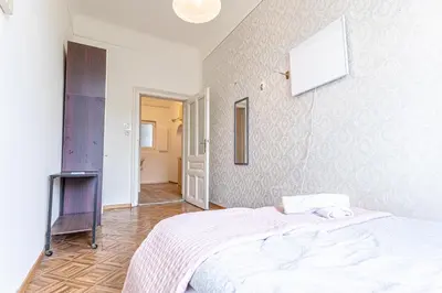Ein Bett oder Betten in einem Zimmer der Unterkunft Elegant 2BR Apartment with Garden & Modern Amenities