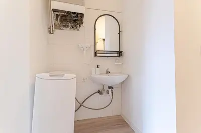 Ein Badezimmer in der Unterkunft Elegant 2BR Apartment with Garden & Modern Amenities