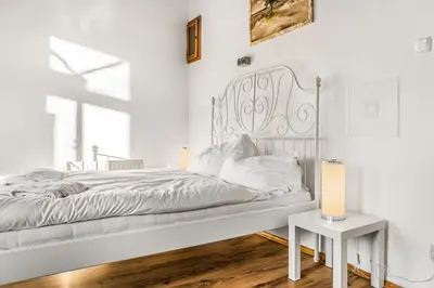 Ein Bett oder Betten in einem Zimmer der Unterkunft Basic 2BR Apartment Millennium Tower Long Stay