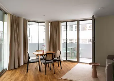 Ein Sitzbereich in der Unterkunft Limehome Vienna Vivenotgasse