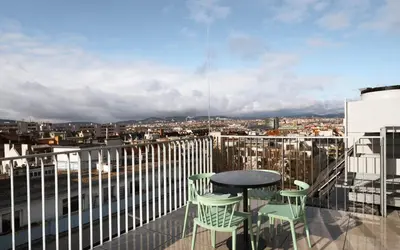 Ein allgemeiner Bergblick oder ein Berglick von des Aparthotels aus