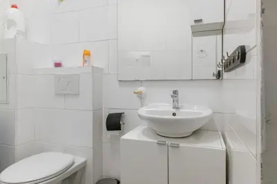 Ein Badezimmer in der Unterkunft Private Rooms in a Comfortable 2BR Apartment Near Millennium Tower